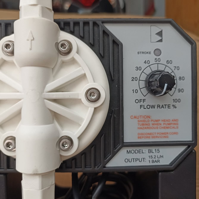 TSKT Máy bơm định lượng hóa chất HANNA BL15-2